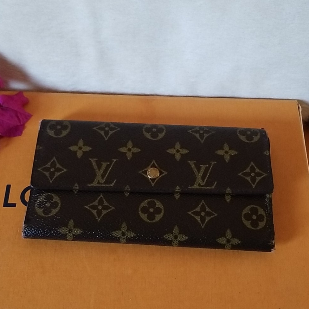 Authentic Louis Vuitton Sarah wallet